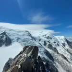 Η διαδρομή του Tour du Mont Blanc αποκαλύπτει όλη τη μαγεία των Άλπεων. Tour du Mont Blanc διαδρομή με φόντο κορυφές και παγετώνες