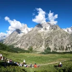 Πεζοπορία στο Tour du Mont Blanc ανάμεσα σε κορυφές και σύννεφα
