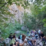Ξεκούραση σε σκιερό σημείο με επιβλητικούς βράχους