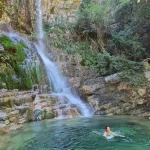 Δροσερές βουτιές στον καταρράκτη