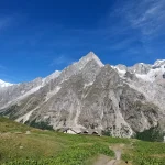 Οι εμβληματικές βελόνες του Mont Blanc δεσπόζουν στον αλπικό ουρανό. Οι βελόνες του Mont Blanc υψώνονται αγέρωχες πάνω από το Courmayeur