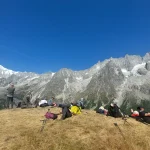 Η καλύτερη στάση είναι πάντα αυτή με θέα που σε μαγεύει. Πεζοπόροι ξεκουράζονται με φόντο τις κορυφές των Άλπεων