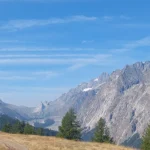 Αιχμηρές και πανέμορφες, οι βελόνες του Mont Blanc κόβουν την ανάσα. Απότομες βελόνες του Mont Blanc μέσα στο φως του απογεύματος