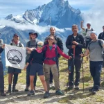 Στάση για φωτογραφία στο Tour du Mont Blanc με φόντο τις θεαματικές βελόνες. Ομαδική φωτογραφία στο Tour du Mont Blanc με φόντο τις βελόνες του Mont Blanc