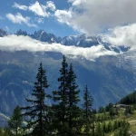 Όταν οι βελόνες του Mont Blanc παίζουν κρυφτό με τα σύννεφα. Οι βελόνες του Mont Blanc καλυμμένες από σύννεφα στο Tour du Mont Blanc