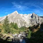 Οι βελόνες του Mont Blanc ορίζουν τον αλπικό ορίζοντα. Οι κάθετες βελόνες του Mont Blanc δεσπόζουν στο τοπίο