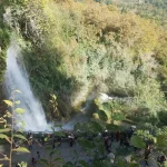 Ορμητικός καταρράκτης στην Έδεσσα, με τα νερά να πέφτουν μέσα στο πράσινο. Ο Καταρράκτης τη Έδεσσας