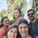 Χαμόγελα και νερό! Η ομάδα ποζάρει στον καταρράκτη της Έδεσσας. ομαδική σέλφι μπροστά στους καταρράκτες της Έδεσσας, μέσα στα νερά και το φως