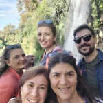 ομαδική σέλφι μπροστά στους καταρράκτες της Έδεσσας, μέσα στα νερά και το φως