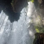 Περνώντας κυριολεκτικά μέσα από τον καταρράκτη! Πεζοπορικό μονοπάτι πίσω από τον καταρράκτη της Έδεσσας, με νερό να πέφτει μπροστά από τη σπηλιά