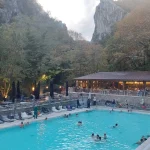 Η γνωστή εξωτερική πισίνα με τους ατμούς να αναδύονται στα Λουτρά Πόζαρ. Λουτρά Πόζαρ