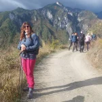 Πρώτα βήματα της διαδρομής, με χαμόγελα και ενθουσιασμό. Η ομάδα του BackpackOnGreece ξεκινά την πεζοπορία προς τον καταρράκτη της Κουνουπίτσας στα Λουτρά Πόζαρ