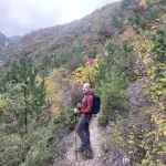Ο Δημήτρης στο μονοπάτι, με φθινοπωρινό φόντο και δέντρα γύρω του