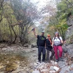 Χαμογελαστά μέλη της ομάδας του BackpackOnGreece δίπλα στο ποτάμι στα Λουτρά Πόζαρ