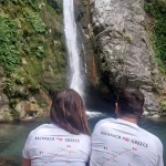 BackpackOnGreece vibes παντού — μπροστά στον καταρράκτη της Κουνουπίτσας! Η Λάουρα και ο Βαγγέλης μπροστά στον καταρράκτη της Κουνουπίτσας στα Λουτρά Πόζαρ