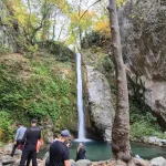 Η δύναμη του νερού μέσα στο πράσινο — ο καταρράκτης της Κουνουπίτσας. Λουτρά Πόζαρ