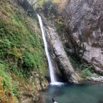 Φυσικό σκηνικό που κόβει την ανάσα. Ο καταρράκτης της Κουνουπίτσας στα Λουτρά Πόζαρ, με το νερό που πέφτει ανάμεσα στα βράχια