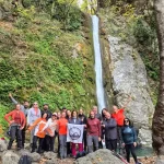 Η πιο δυνατή στιγμή του τριημέρου — όλοι μαζί μπροστά στον καταρράκτη! Ομαδική φωτογραφία μπροστά στον καταρράκτη της Κουνουπίτσας στα Λουτρά Πόζαρ με την ομάδα του BackpackOnGreece