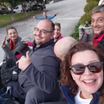 Ομαδική σέλφι στην καρότσα αγροτικού κατά τη διαδρομή προς το μονοπάτι στα Λουτρά Πόζαρ
