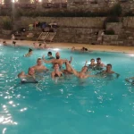 Ατμοί, φως και νερό — μαγική βραδινή στιγμή στα Λουτρά Πόζαρ. Λουτρά Πόζαρ