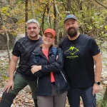 Χαμογελαστά μέλη της ομάδας ποζάρουν αυθόρμητα στο μονοπάτι στα Λουτρά Πόζαρ