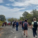 Ξεκίνημα της πεζοπορίας μέσα από δασικό χωματόδρομο με θέα τη θάλασσα. Μονή Πολεμάρχας Επίδαυρος