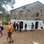 Η ομάδα κάνει μια σύντομη στάση στην ιστορική Μονή Πολεμάρχας. Σύντομη στάση στη Μονή Πολεμάρχας Επίδαυρος