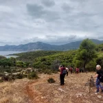 Πανοραμική θέα προς τον κόλπο της Επιδαύρου, με φόντο τα νησιά Αγκίστρι και Αίγινα. Η ομάδα φωτογραφίζει τον κόλπο της Επιδαύρου με θέα Αγκίστρι και Αίγινα