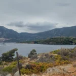 Στιγμιότυπο με μια θαλαμηγό που αποπλέει από το γραφικό λιμανάκι της Επιδαύρου. Θαλαμηγός φεύγει από το λιμάνι της Παλιάς Επιδαύρου