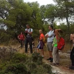 Η ομάδα κάνει σύντομη στάση για regroup στο μονοπάτι