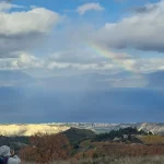 Θέα προς τον Κορινθιακό κόλπο με Κίρρα, Ιτέα και Γαλαξίδι κάτω από τον ορίζοντα του Παρνασσού.