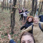 Χαμόγελα που ταίριαζαν απόλυτα με την ατμόσφαιρα της ημέρας. Η Λένα και μέλη της ομάδας χαμογελούν σε φθινοπωρινό μονοπάτι μέσα στο Δρυοδάσος Μογγοστού.