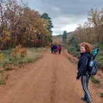 Από τα πιο άνετα και ξεκούραστα κομμάτια της σημερινής διαδρομής. Πεζοπόροι κινούνται σε φαρδύ, καθαρό μονοπάτι μέσα στο δρύινο δάσος.