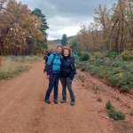 Η θετική διάθεση ήταν μαζί μας σε κάθε μέτρο. Χαμογελαστοί πεζοπόροι περπατούν σε φωτεινό, φθινοπωρινό μονοπάτι μέσα στο δάσος.