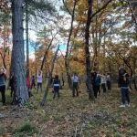 Λίγο stretching για να χαλαρώσουμε σώμα και ανάσα. Η Λένα καθοδηγεί τη μικρή άσκηση διατάσεων μέσα στο δάσος, σε πλήρη ηρεμία.