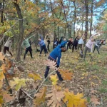 Μια ανάσα ευεξίας μέσα στο φυσικό σκηνικό. Η ομάδα ακολουθεί τη Λένα σε ασκήσεις ευλυγισίας ανάμεσα στις βελανιδιές.