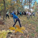 Μια όμορφη παύση στο κέντρο του δάσους. Η ομάδα εκτελεί διατάσεις με ήρεμο ρυθμό μέσα στο Δρυοδάσος.