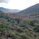 Τελευταία μέτρα, γεμάτα χρώματα και όμορφη διάθεση. Η ομάδα ολοκληρώνει τα τελευταία μέτρα της κυκλικής πορείας μέσα στο φθινοπωρινό δάσος.