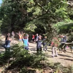 Η Λένα καθοδηγεί το μάθημα διατάσεων στο ξέφωτο, χαρίζοντας στιγμές χαλάρωσης και ενέργειας. Μάθημα διατάσεων Ελατόδασος Ζαρούχλας