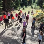 Στιγμή ευεξίας και σύνδεσης με τη φύση, μέσα στο ελατόδασος. Λένα μάθημα διατάσεων στο Ελατόδασος Ζαρούχλας