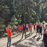 Η φύση γίνεται το πιο όμορφο στούντιο γυμναστικής – στιγμές χαλάρωσης στο φως του ήλιου. Η ομάδα του BackpackOnGreece κάνει διατάσεις στο δάσος της Ζαρούχλας