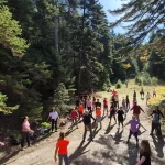 Ανάσα, διάταση, χαλάρωση – η στιγμή που το σώμα και η φύση γίνονται ένα. Μάθημα διατάσεων και αναπνοών στο Ελατόδασος Ζαρούχλας