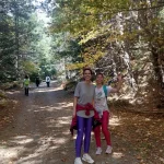 Χαμόγελα, φως και φθινοπωρινή διάθεση στη Ζαρούχλα. Χαμογελαστές φίλες στο δάσος της Ζαρούχλας