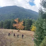 Λίγο πριν το τέλος της διαδρομής, η ομάδα περνά μέσα από ένα φωτεινό ξέφωτο. Η ομάδα του BackpackOnGreece στο ξέφωτο της Ζαρούχλας