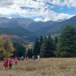 Η ομάδα ολοκληρώνει τη διαδρομή μέσα στο φως και τη χαρά της φύσης. BackpackOnGreece ομάδα στο Ελατόδασος Ζαρούχλας