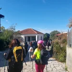 Η αρχή της περιπέτειάς μας προς το μυθικό Φαράγγι των Κενταύρων. Η ομάδα ξεκινά την πεζοπορία προς το Φαράγγι των Κενταύρων στη Φολόη