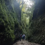 Περνώντας ανάμεσα στα βράχια του μυθικού φαραγγιού. Στενό πέρασμα στο Φαράγγι των Κενταύρων