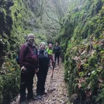 Χαμόγελα μέσα στο πιο καταπράσινο κομμάτι του φαραγγιού. Πεζοπόροι ανάμεσα σε καταπράσινα βράχια στο Φαράγγι των Κενταύρων