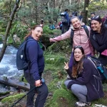 Χαμόγελα και θετική ενέργεια δίπλα στον ήχο του ποταμιού. Η ομάδα χαμογελά περπατώντας δίπλα στα γρήγορα νερά του Μυλάοντα ποταμού.