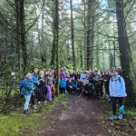 Ένα στιγμιότυπο που κρατάμε πάντα: όλοι μαζί, στο φυσικό σκηνικό του Μαινάλου. Η ομάδα συγκεντρωμένη για ομαδική φωτογραφία μέσα στο δάσος.